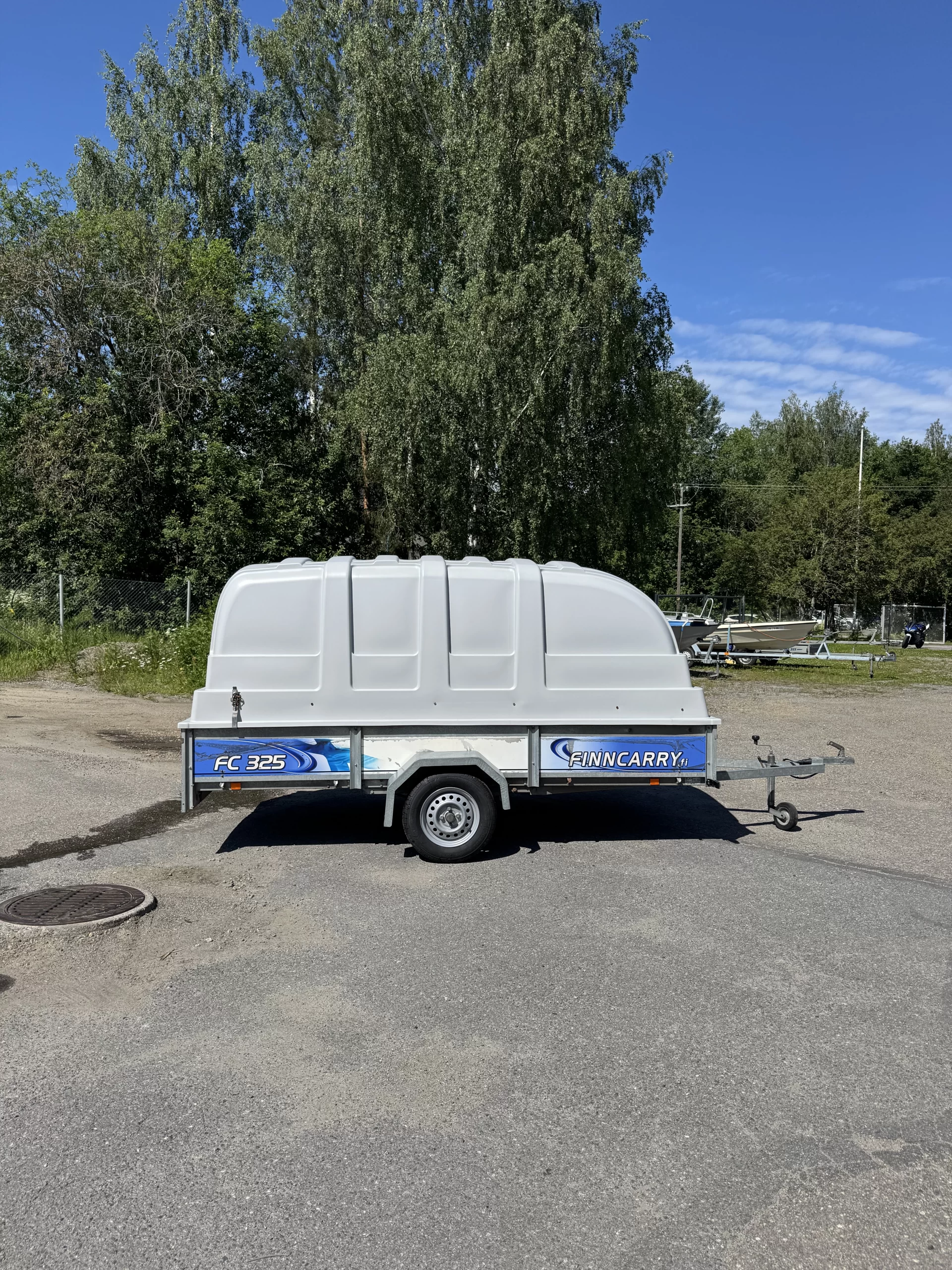 Kippaavan, jarruttoman kuomukärryn vuokraus Valkeakoskella
